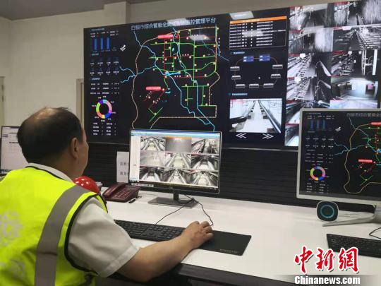 圖為白銀綜合地下管廊總控室工作人員正在進行氧氣、濕度、溫度等監(jiān)測。　高康迪 攝